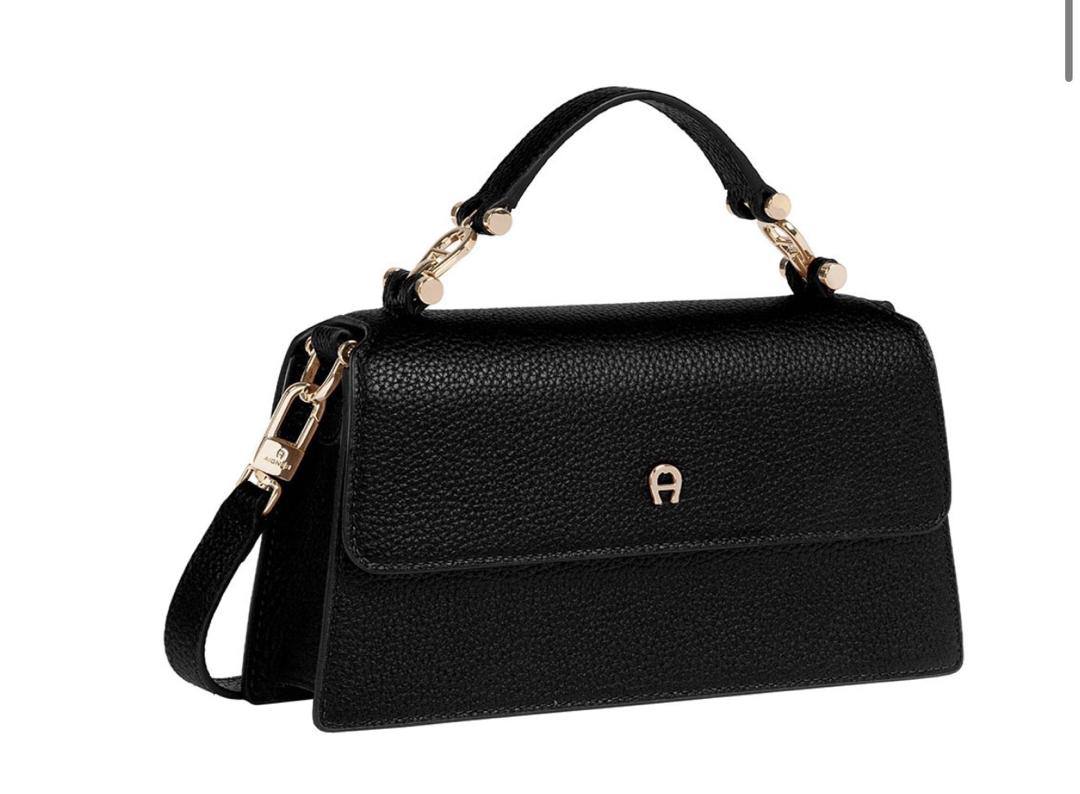 Aigner
90 dhs🪙🌨️

high quality 

With box 
🎁🎁🎁

22Cm

Zain26
♥️♥️♥️
