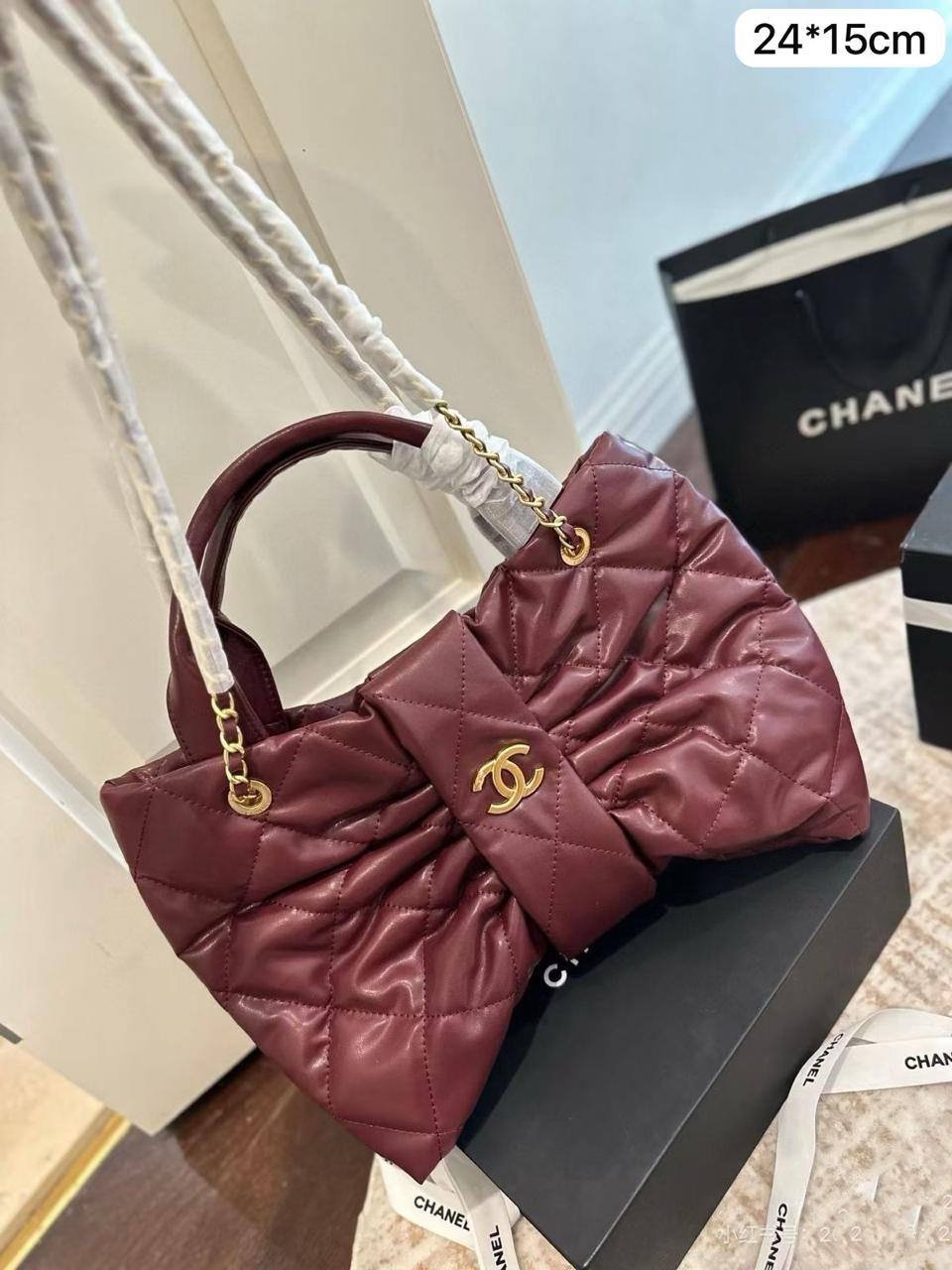 🎀 Chanel 25K
1️⃣ First quality +box🎁 
Size : 24 *15 cm
110 dhs✅
with box 🎁

Zain115
♥️♥️♥️