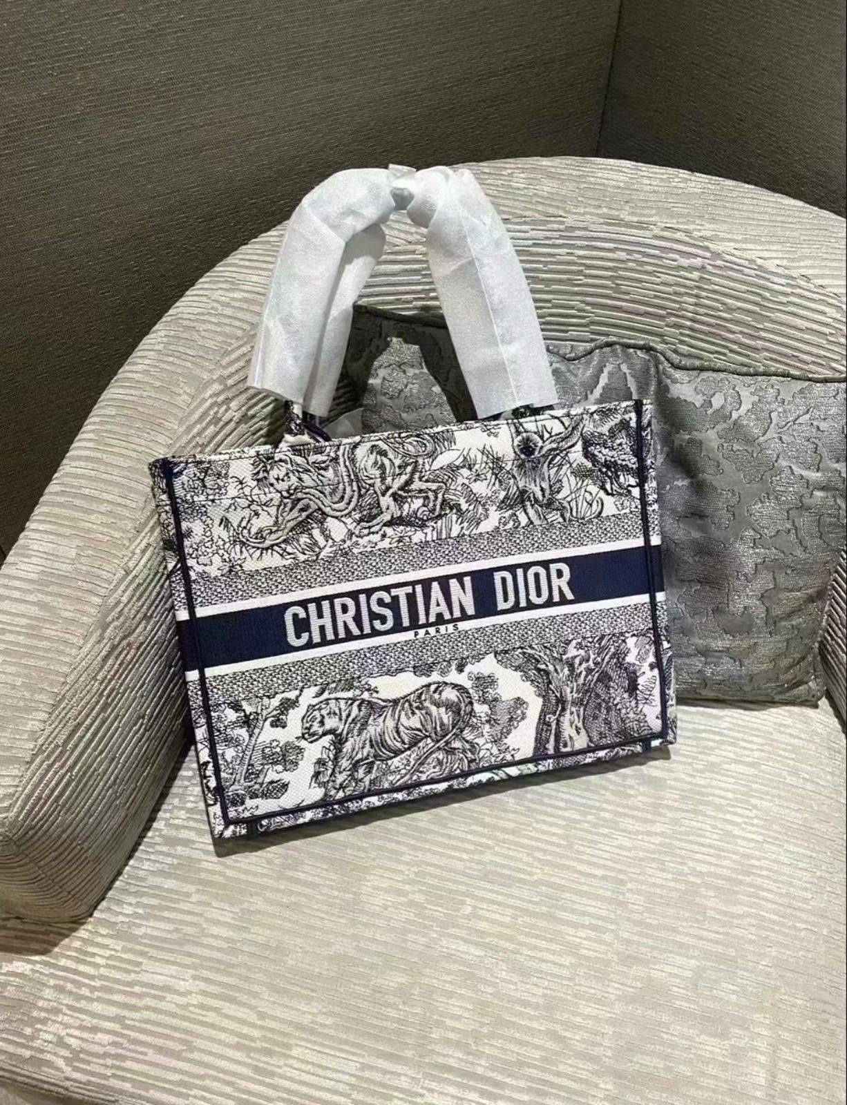 Dior
110 dhs❣️
36cm
41cm

Zain35
♥️♥️♥️