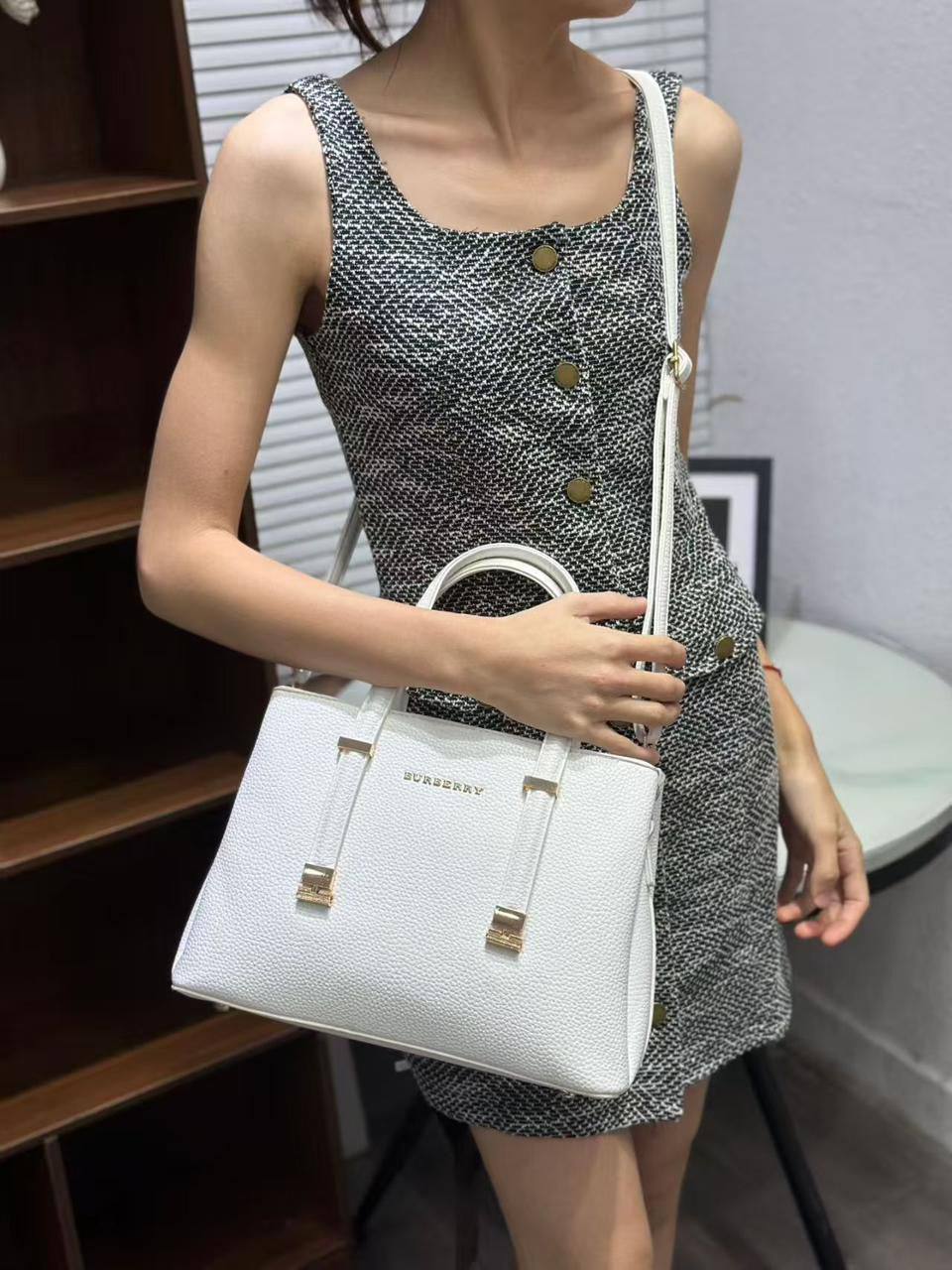 Burberry 

95 dhs❣️

Zain253
♥️♥️♥️