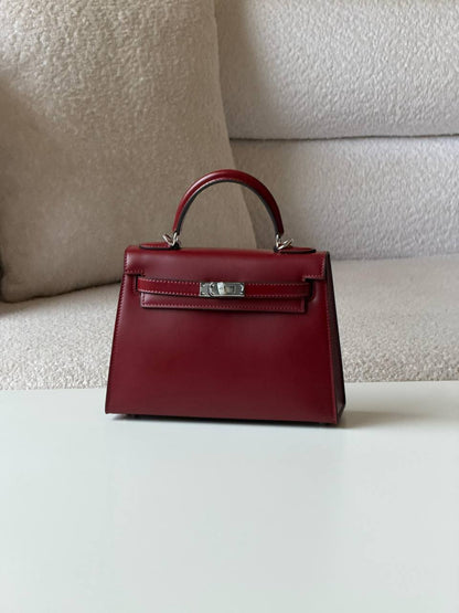 Hermes kelly box 22 cm💥Master quality ✅with box📦
400 dhs💓

Zain52
♥️♥️♥️