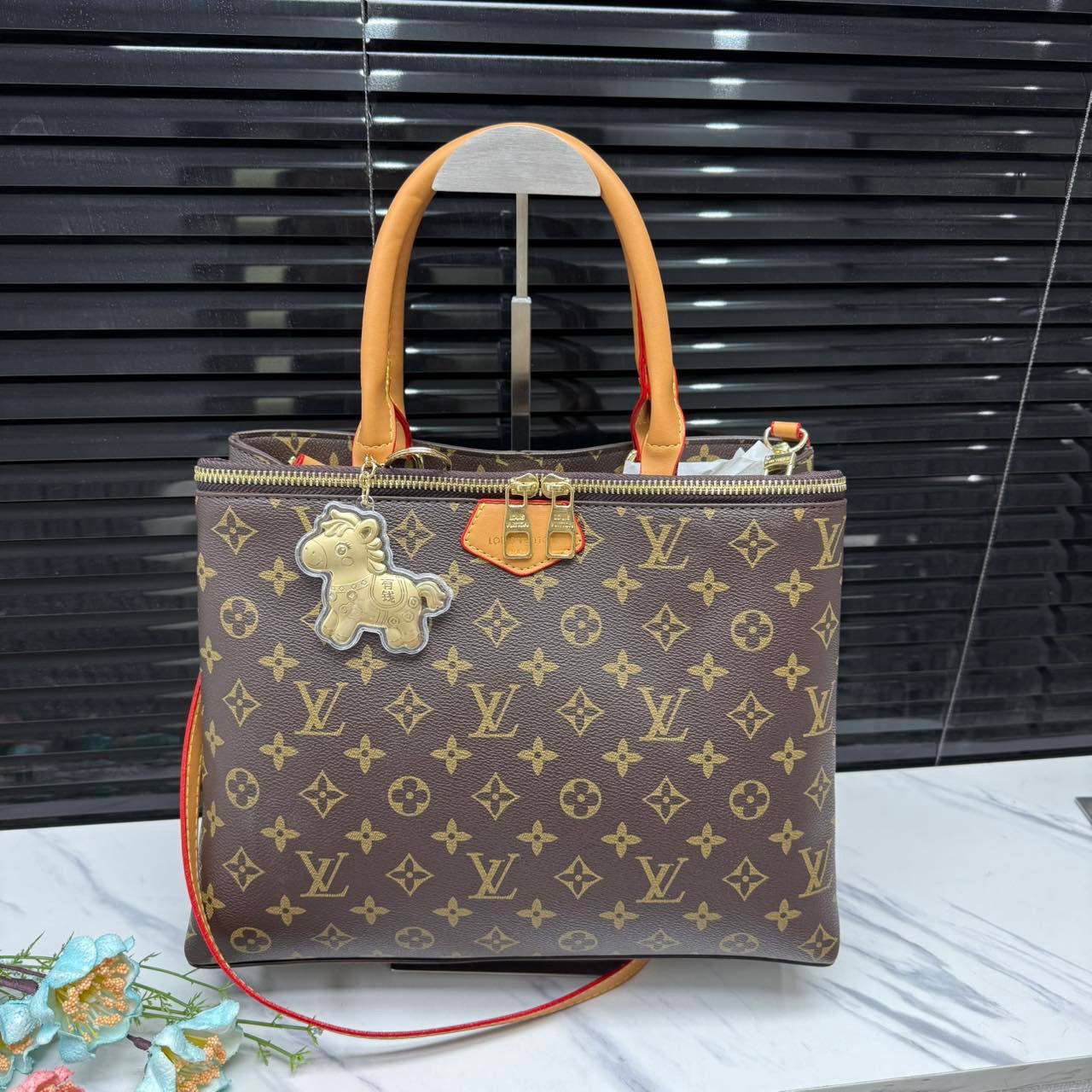 LV

size  34×21×13cm

95 dhs❣️
 
Zain04
♥️♥️♥️