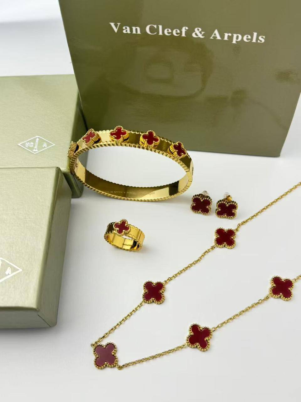 *Stainless steel SET 💯*
Necklace ❤️‍🩹
Earring 🍁
Breslat ❣️
Ring 💍 free size

With normal boxes 📦 

And paper bag 🛍️
45 dhs🪙

Zain216
♥️♥️♥️