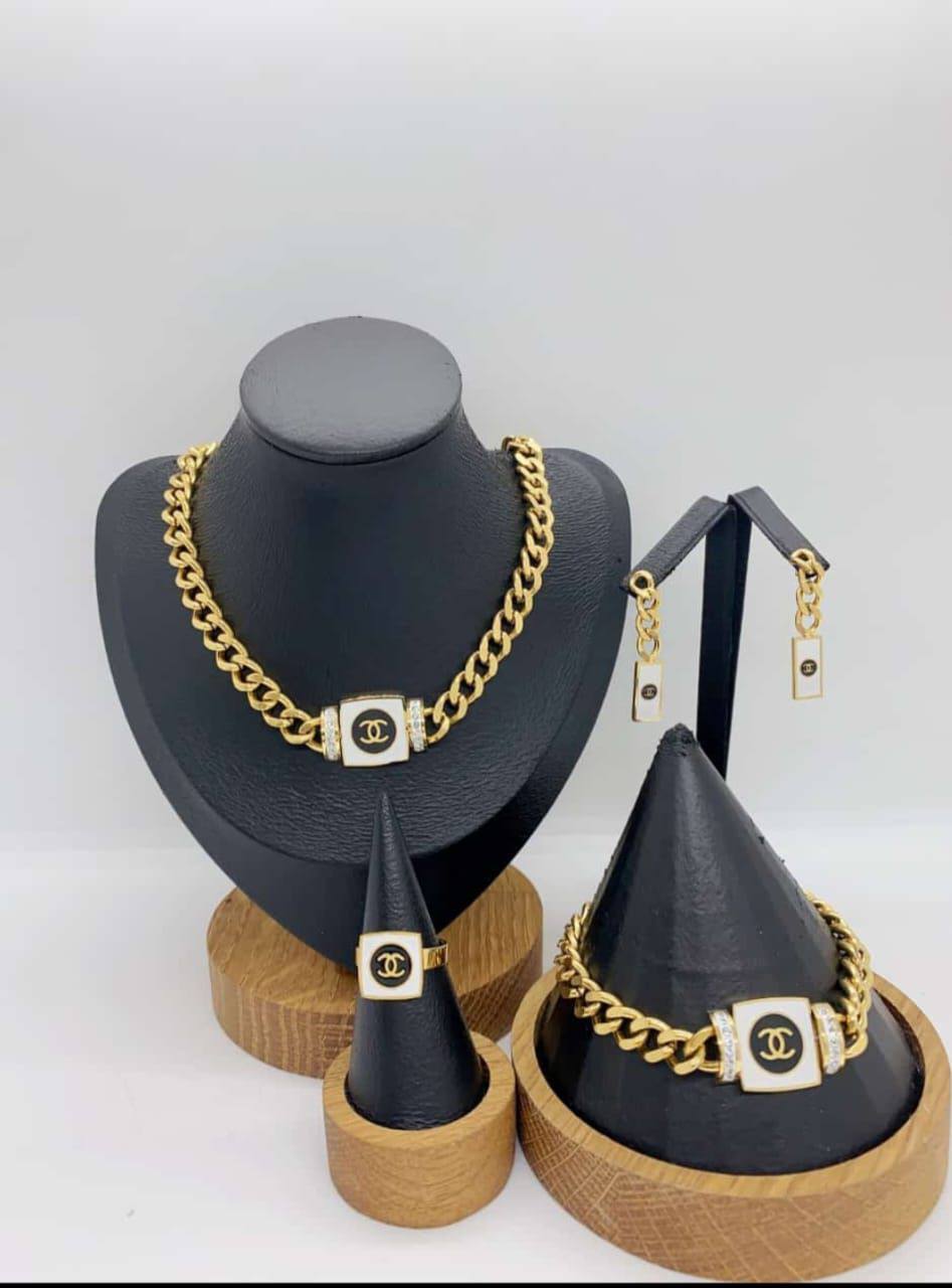Stainless steel SET 💯*
Necklace ❤️‍🩹
Earring 🍁
Breslat ❣️
Ring free size 
With normal boxes 📦 
And paper bag 🛍️
45 dhs🇦🇪

Zain216
♥️♥️♥️