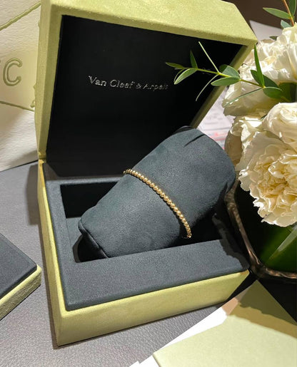 VCA Bangle
Master quality 

60 dhs🇦🇪🇦🇪 normal box 📦 
100 dhs🇦🇪🇦🇪 original box 🎁

Zain48
♥️♥️♥️