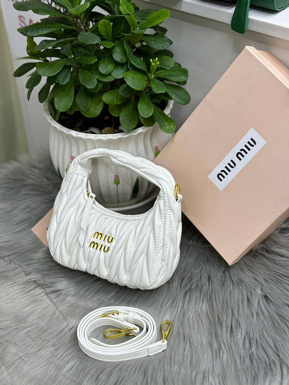 Miu Miu

with box
🎁🎁🎁

90 dhs🪙🌨️

Zain244
♥️♥️♥️