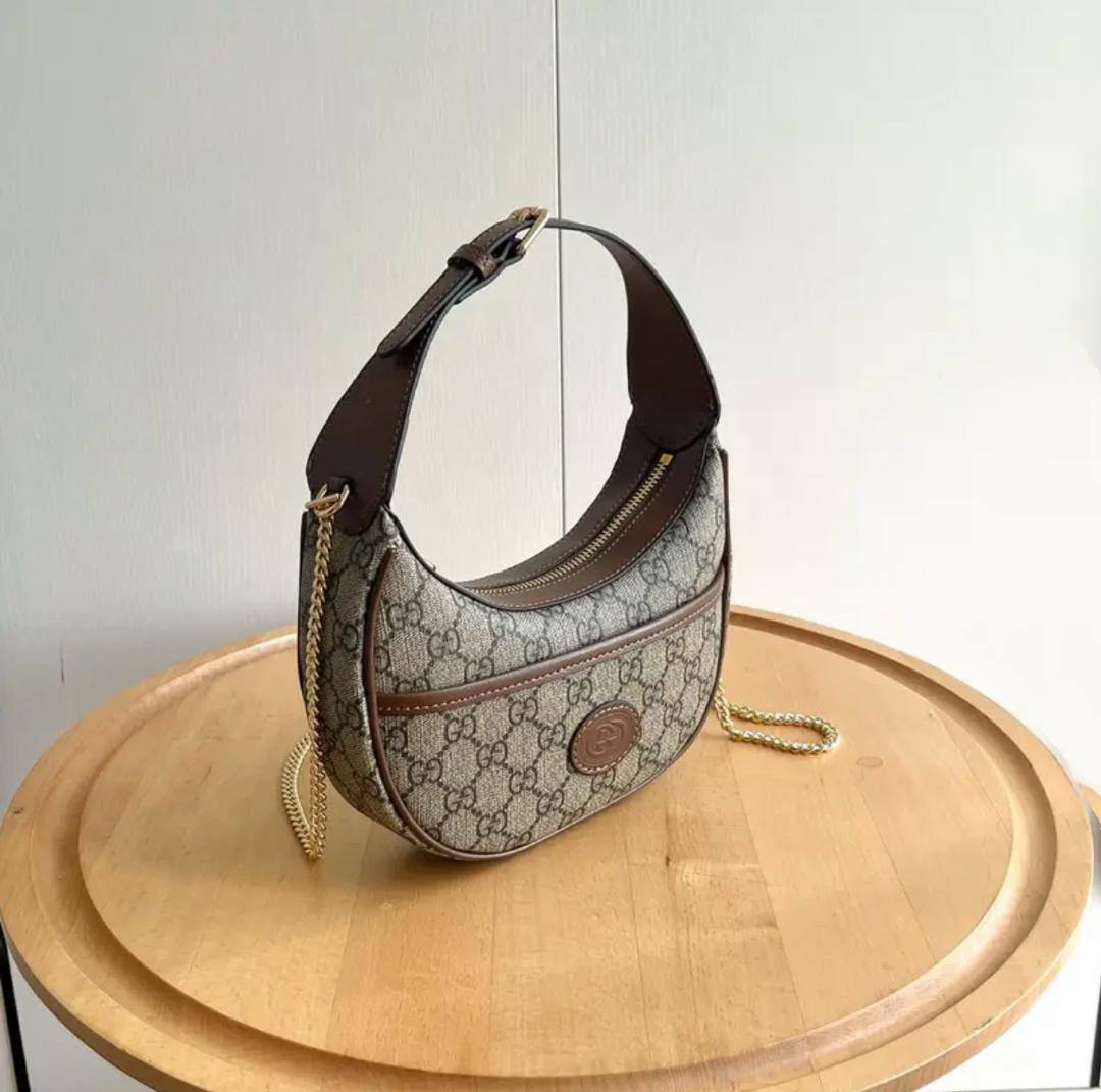 Gucci

95 dhs🪙🌨️

with box
🎁🎁🎁

size 22×5×12cm

Zain213
♥️♥️♥️