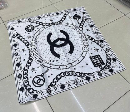 Silk square scarf 
40 dhs🪙💚

Zain93
♥️♥️♥️