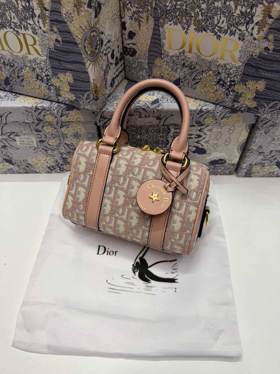 Dior
110 dhs🪙🌨️

size:18CM
Good quality 

with box
🎁🎁🎁

Zain35
♥️♥️♥️