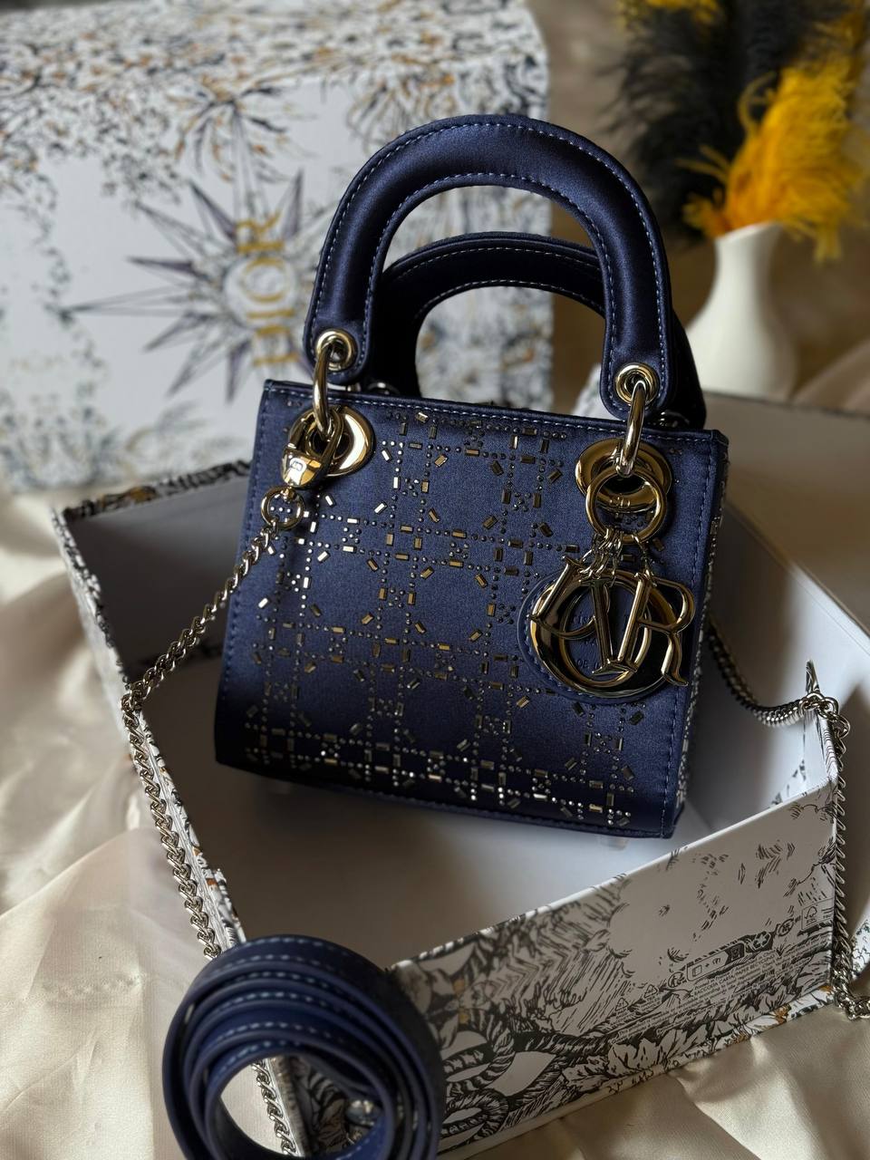 DIOR

17cm
340 dhs🪙🌨️

Top quality 

With box🎁

Zain167
♥️♥️♥️
