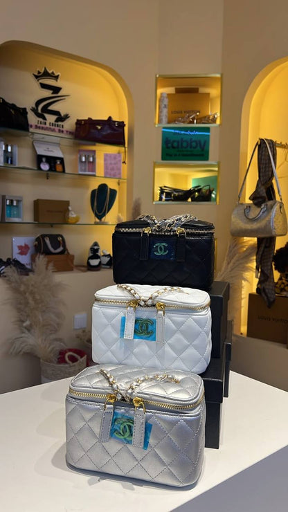 Chanel

100 dhs
With box

Zain244
♥️♥️♥️