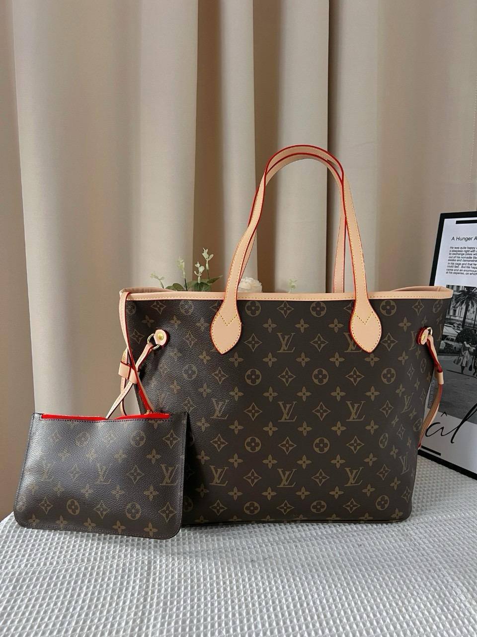 LV
42 cm with box 
105 dhs🇦🇪🇦🇪

Zain17
♥️♥️♥️