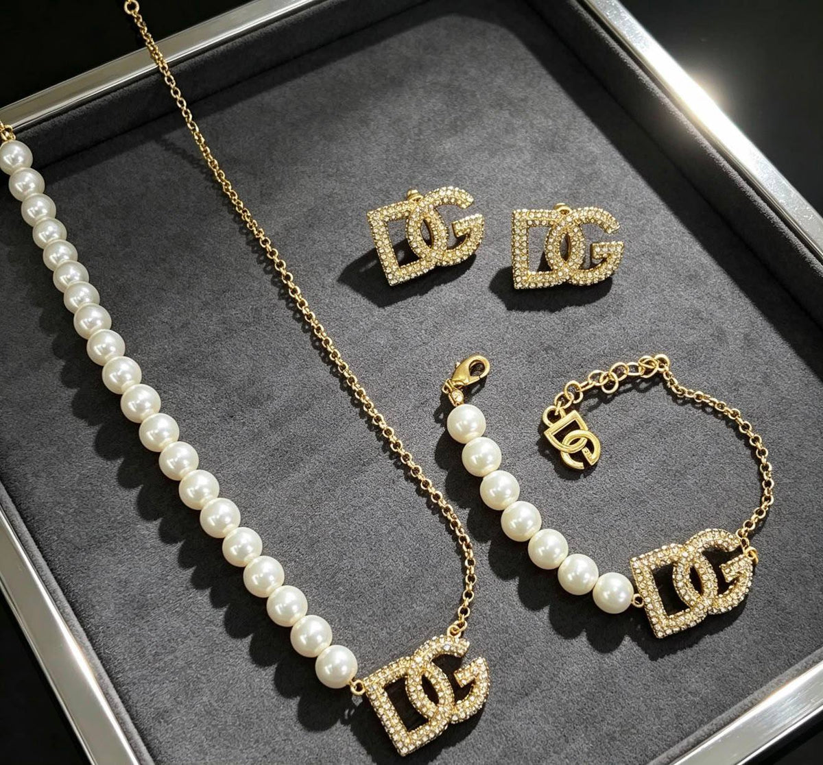 DOLCE&GABBANA 
Necklace 💥
Earring 🦋
Bracelet 🐦‍🔥
Master quality 💯
With normal boxes 🗃️ 
145 dhs🇦🇪🇦🇪

Zain216
♥️♥️♥️