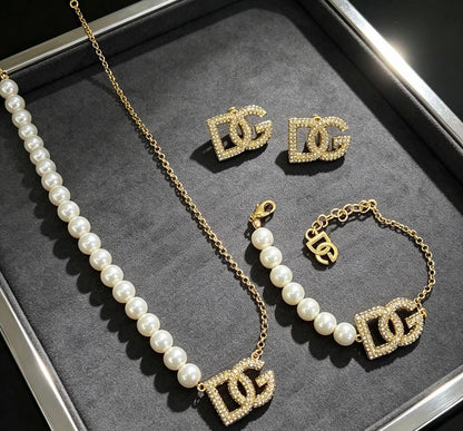 DOLCE&GABBANA 
Necklace 💥
Earring 🦋
Bracelet 🐦‍🔥
Master quality 💯
With normal boxes 🗃️ 
145 dhs🇦🇪🇦🇪

Zain216
♥️♥️♥️