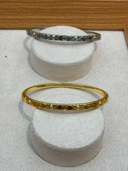 Bangle ❤️‍🔥*
good quality 💯
With black boxes 🗃️ 
20 dhs💓
With normal boxes 📦 
And paper bag🛍️
30 dhs💓

Zain216
♥️♥️♥️