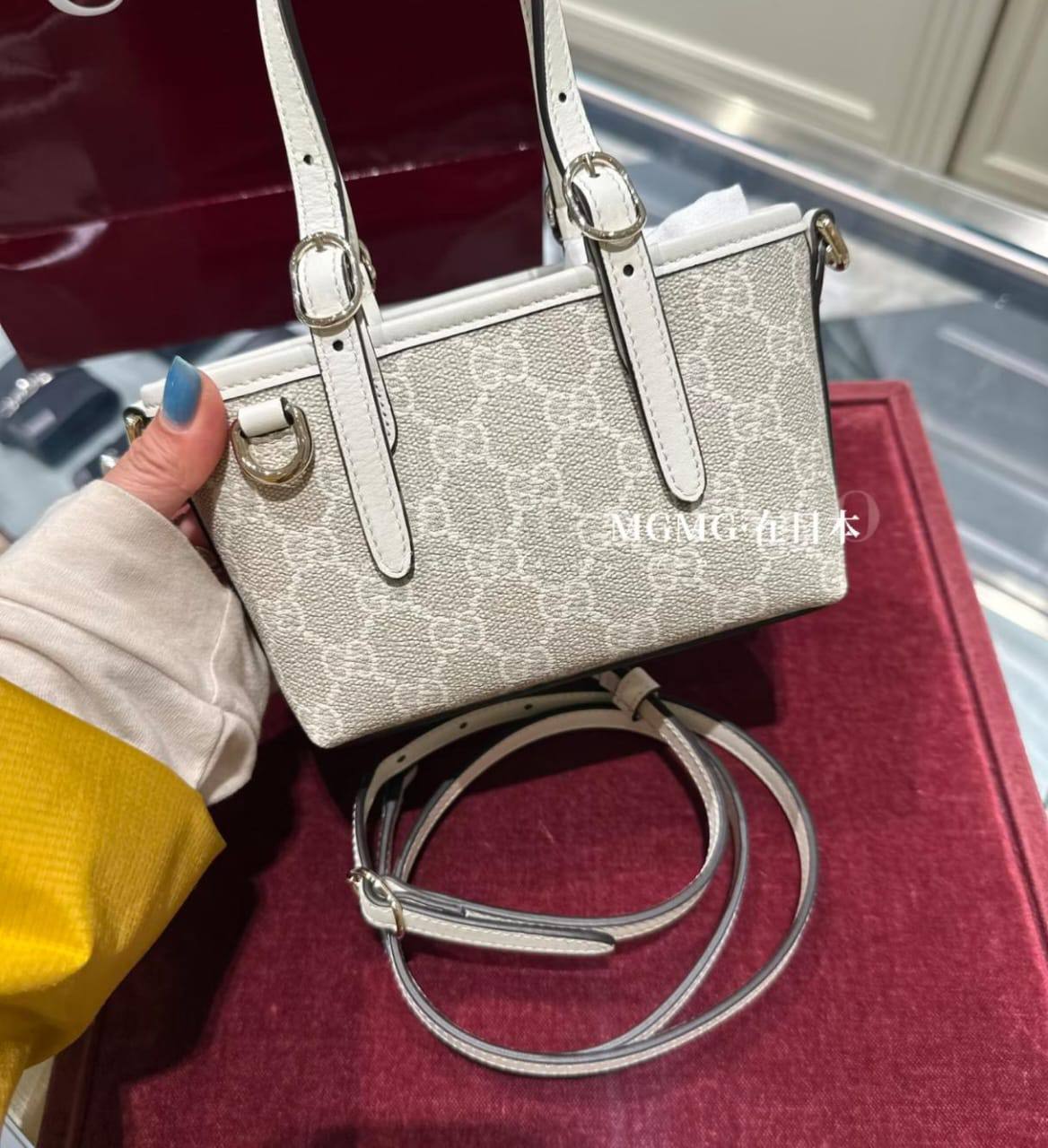 Gucci

Size：17/7/12

with box🎁

90 dhs✅

Zain07
♥️♥️♥️