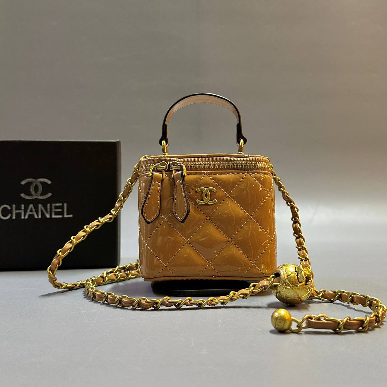 CHANEL
 GOOD QUALITY 
WITH BOX  
90 dhs✅
SIZE: 11cm

Zain295
♥️♥️♥️