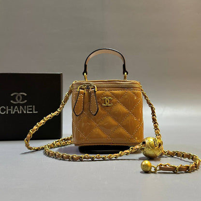 CHANEL
 GOOD QUALITY 
WITH BOX  
90 dhs✅
SIZE: 11cm

Zain295
♥️♥️♥️