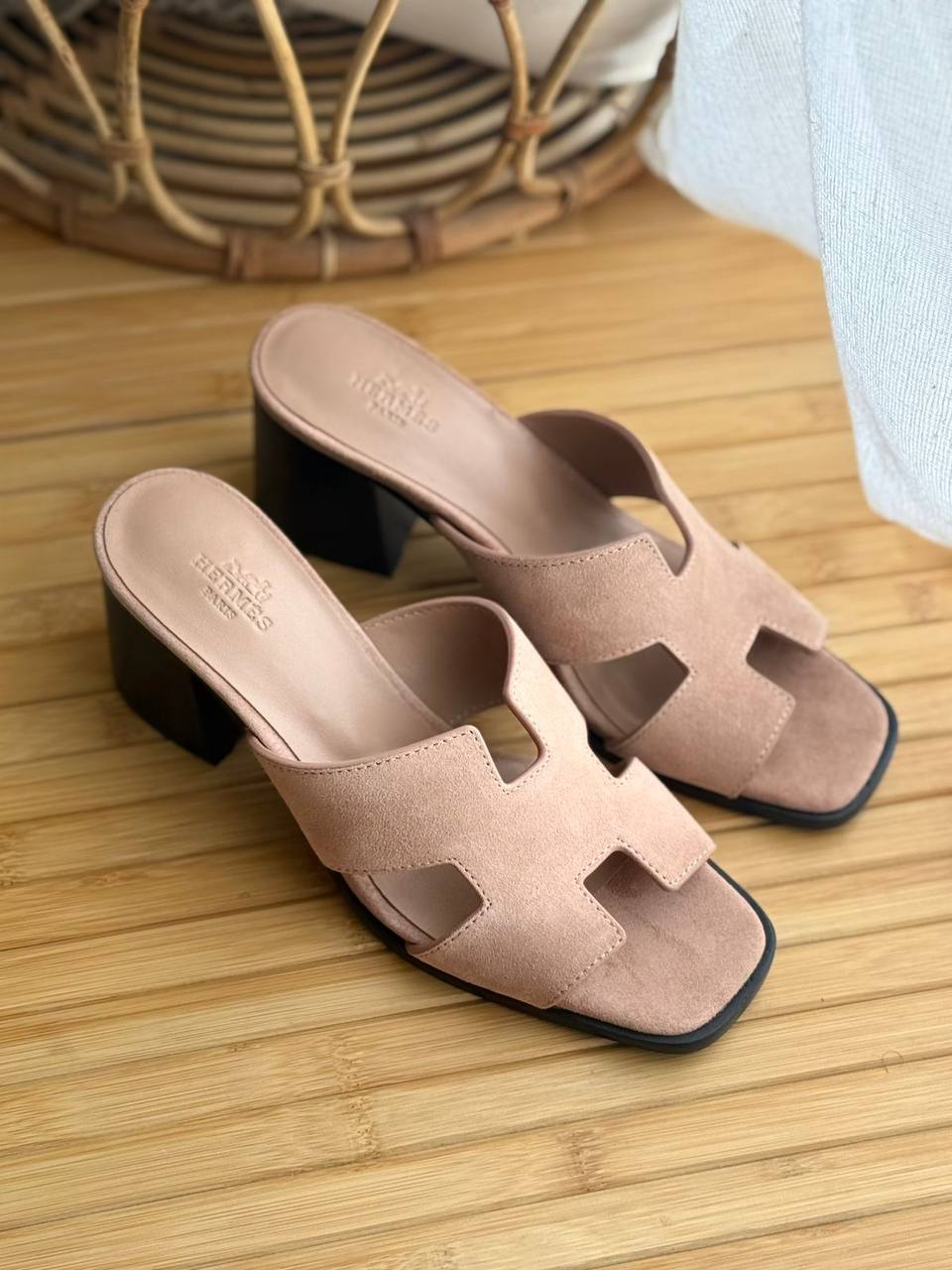 Hermes
AA quality
𝗦𝗶𝘇𝗲 𝟯𝟲 𝘁𝗼 𝟰𝟮 
450 dhs✅

Zain302
♥️♥️♥️