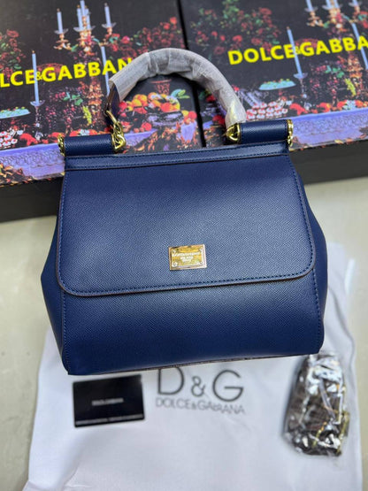 ❤️ D&G
1️⃣ First quality +🎁
Size : 25 * 22 * 13 cm
95 dhs✅
with box 🎁

Zain115
♥️♥️♥️
