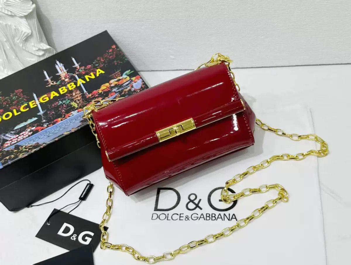 D&G

good quality 

with box
🎁🎁🎁

100 dhs✅

Zain39
♥️♥️♥️