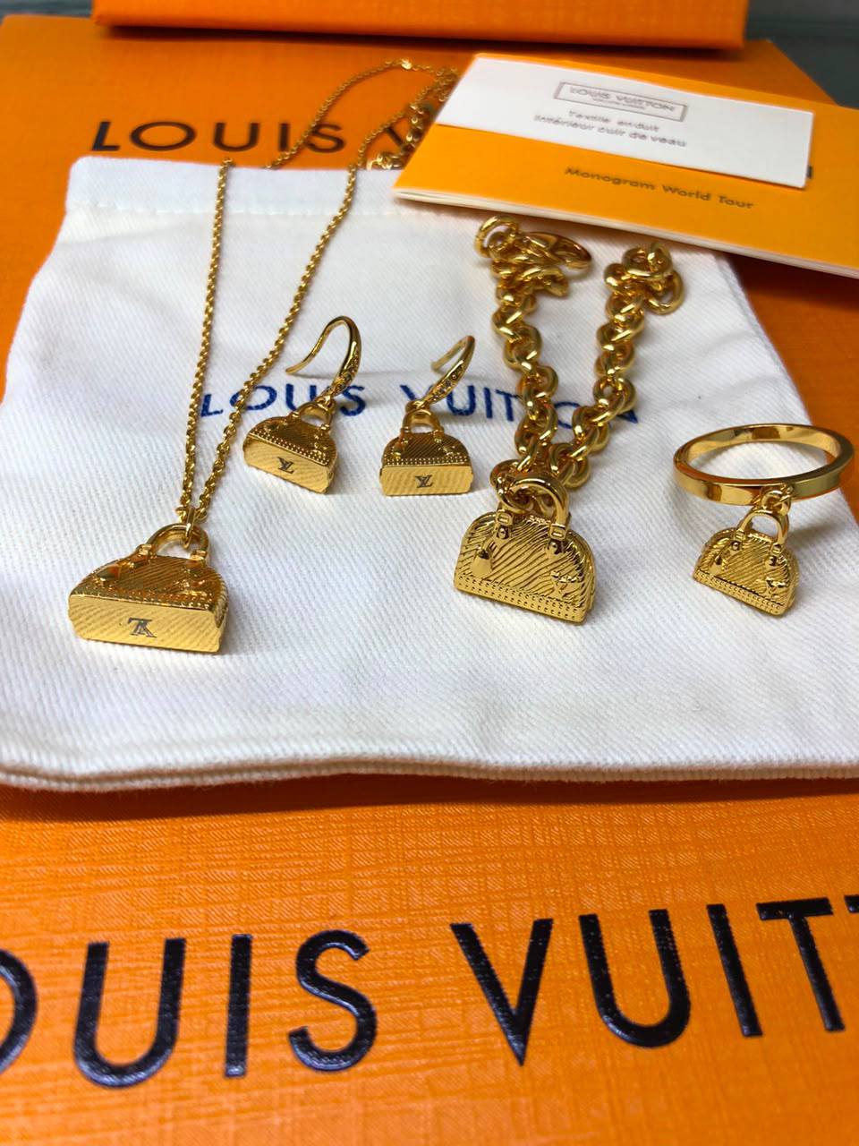 Lv set

195 dhs

Zain122
♥️♥️♥️