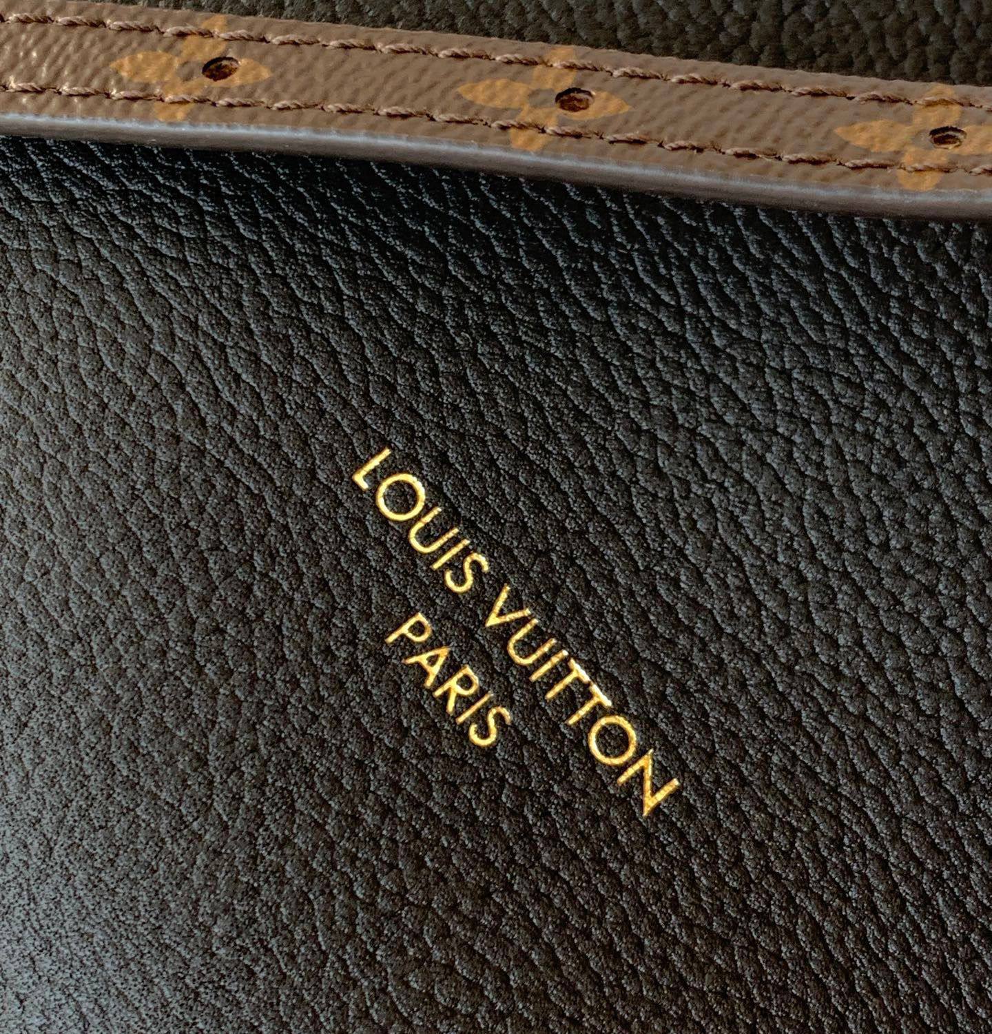 LV EXPRESS NEW CAME 
HIGH QUALITY

 WITH BOX 
🎁🎁🎁

115 dhs💚
26cm

Zain39
♥️♥️♥️