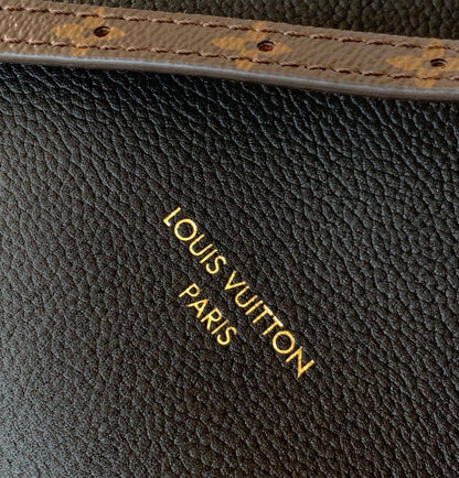 LV EXPRESS NEW CAME 
HIGH QUALITY

 WITH BOX 
🎁🎁🎁

115 dhs💚
26cm

Zain39
♥️♥️♥️