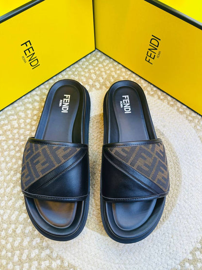 Slippers
High quality 
size 40-46 
200 dhs🪙🌨️

Zain132
♥️♥️♥️