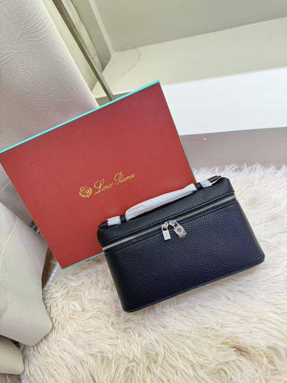 Bvlgari
110 dhs✅

with box
🎁🎁🎁

size 19×5×10cm

Zain42
♥️♥️♥️