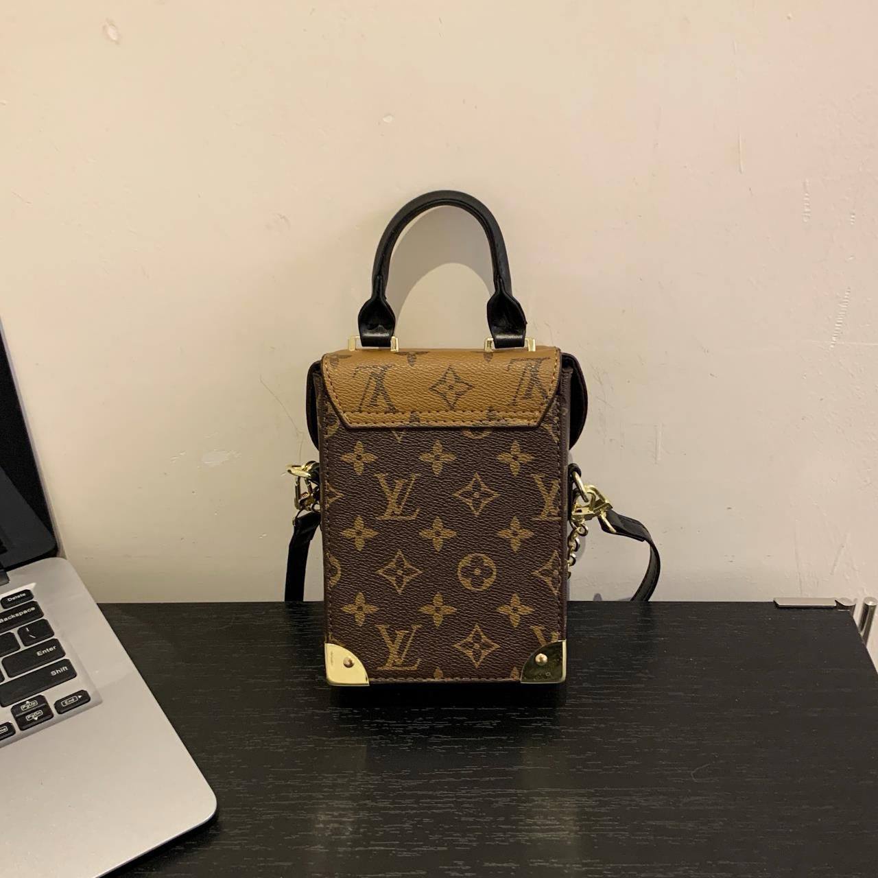 LV
17*12*6 cm
75 dhs✅

Zain17
♥️♥️♥️