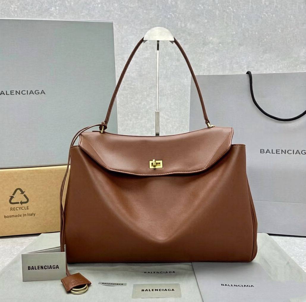 BALENCIAGA 
HIGH QUALITY 
140 dhs✅

Zain295
♥️♥️♥️