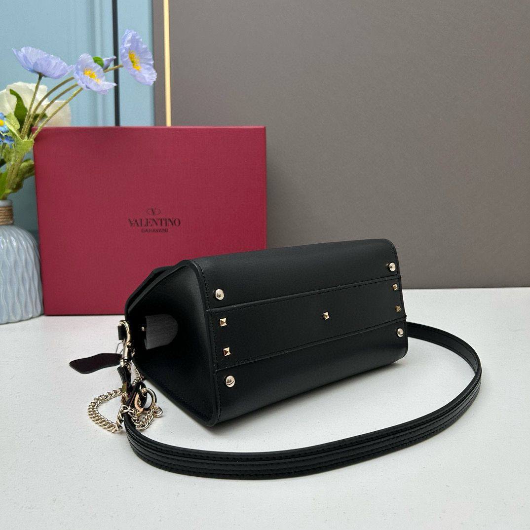 VALENTINO  
GOOD QUALITY
 WITH BOX 
🎁🎁🎁

100 dhs✅

Zain295
♥️♥️♥️