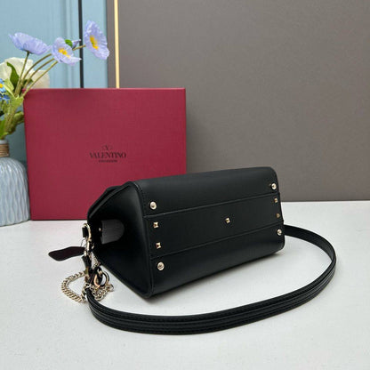 VALENTINO  
GOOD QUALITY
 WITH BOX 
🎁🎁🎁

100 dhs✅

Zain295
♥️♥️♥️