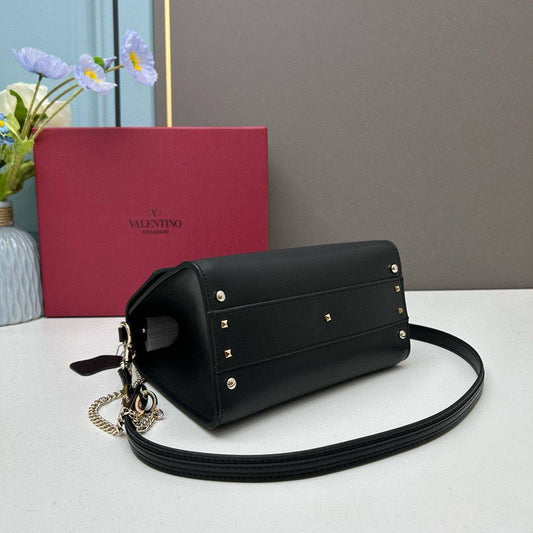 VALENTINO  
GOOD QUALITY
 WITH BOX 
🎁🎁🎁

100 dhs✅

Zain295
♥️♥️♥️