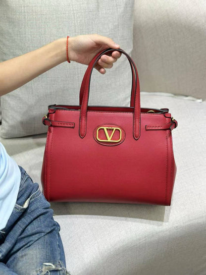 Valentino 
100 dhs✅
Size 33cm

Zain161
♥️♥️♥️