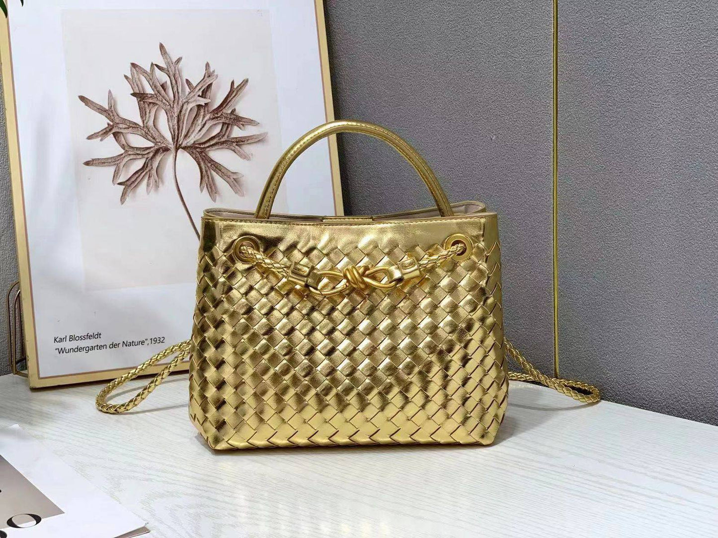 Bottega veneta  

with box 
🎁🎁🎁

100 dhs❤️

Zain177
♥️♥️♥️