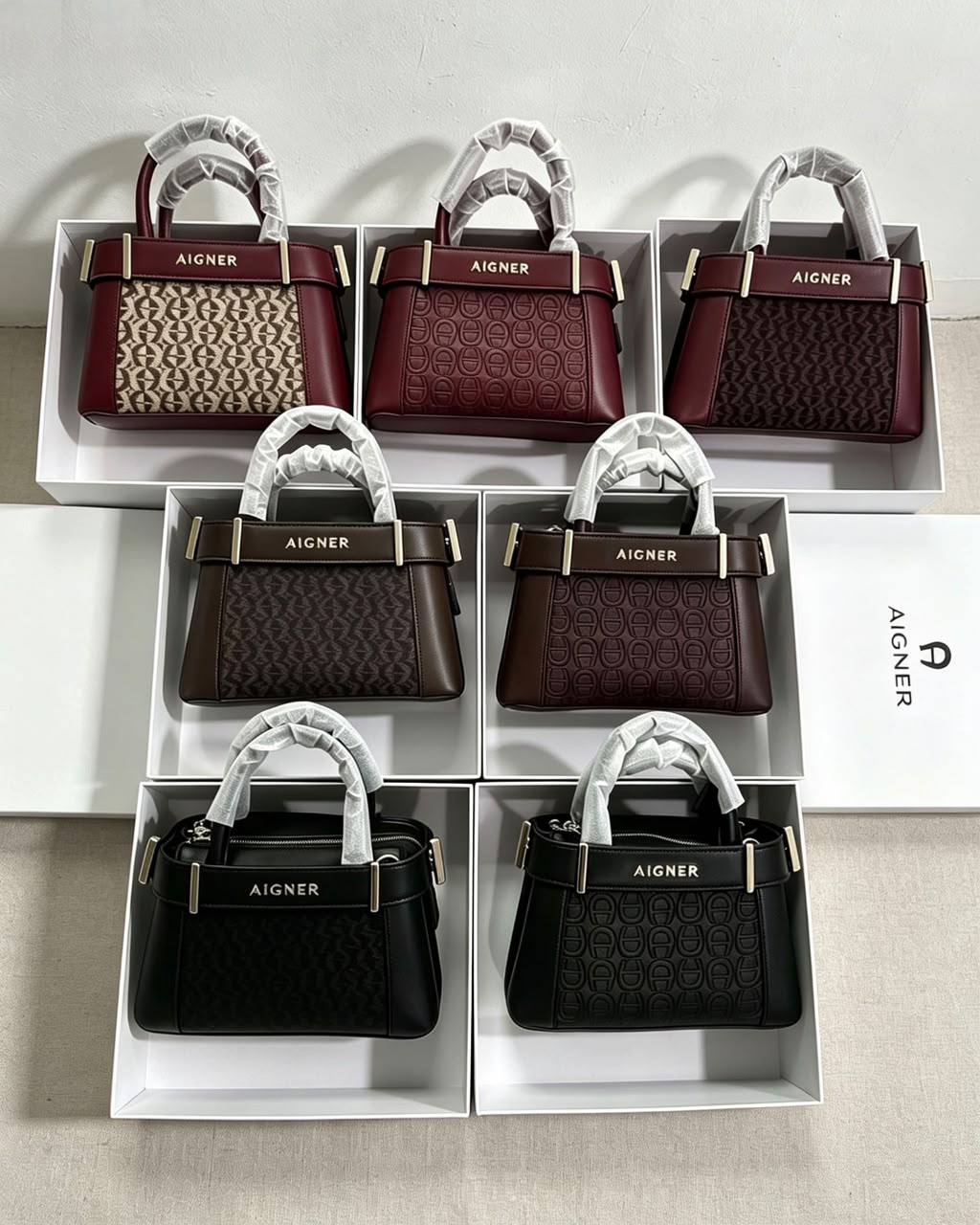 Aigner

100 dhs🇦🇪🇦🇪

SIZE：22cm
Good-quality 
with box
Zain35
♥️♥️♥️