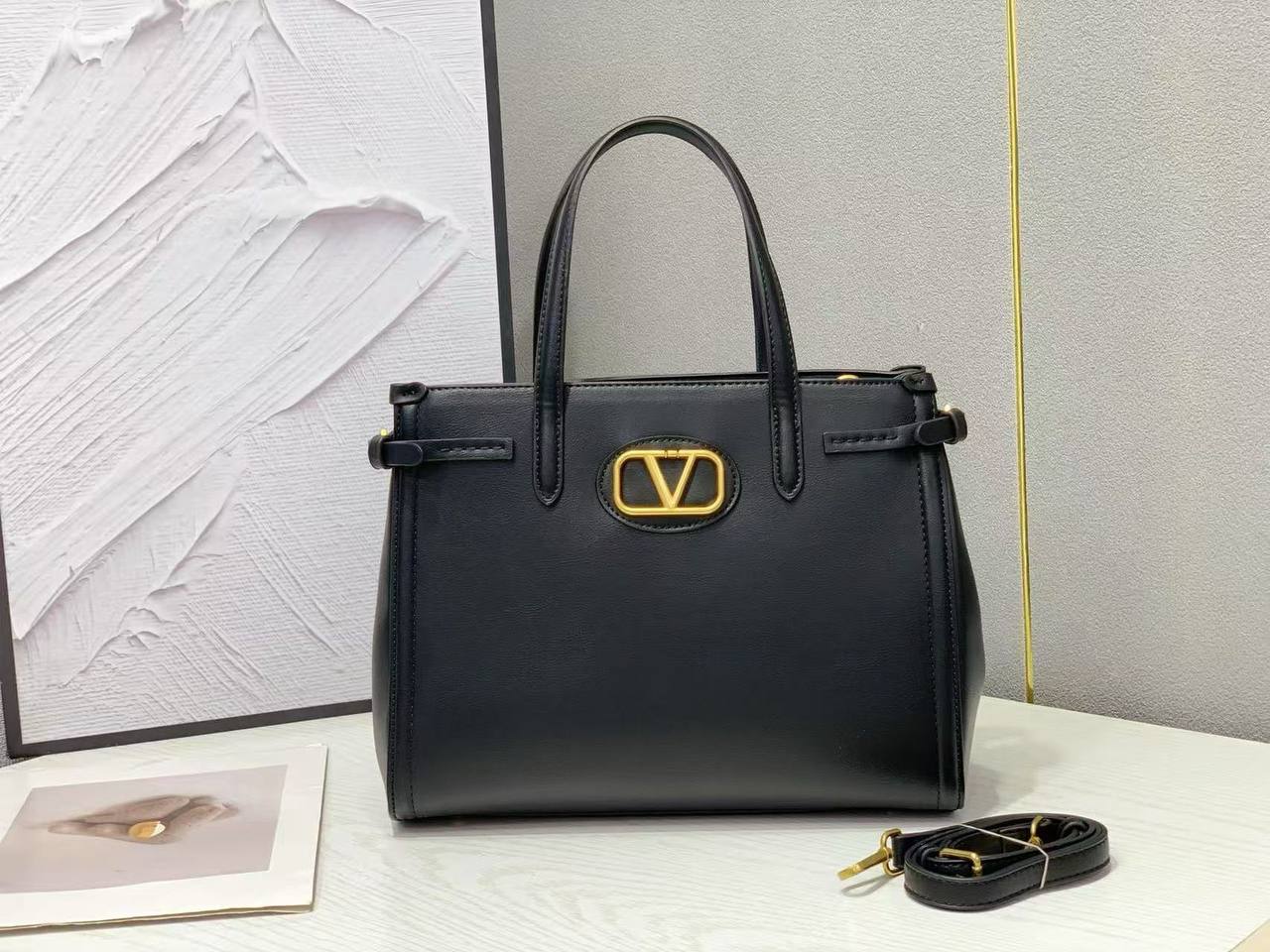 Valentino 
100 dhs✅
Size 33cm

Zain161
♥️♥️♥️