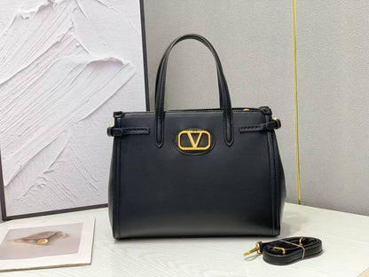 Valentino 
100 dhs✅
Size 33cm

Zain161
♥️♥️♥️