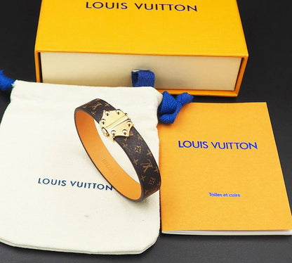 UNISEX BRACELET
LEATHER TYPE
MASTER 💫✨
60 DHS✅
WITH BOX AND PAPER BAG🎁🛍️

Zain89
♥️♥️♥️