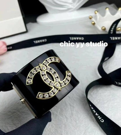 CHANEL
Bangle 🍁
Super master quality 💯
With boxes 🗃️ 
140 dhs💓

Zain216
♥️♥️♥️