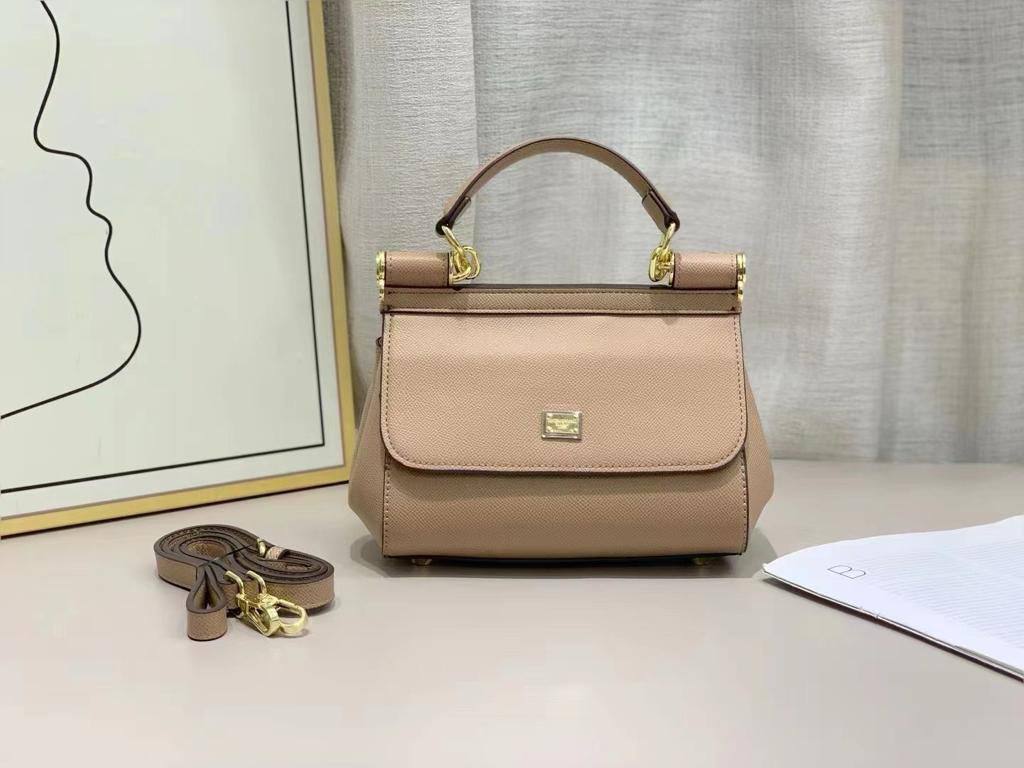 D&G
95 dhs🪙
size：20CM
Good quality 

with box
🎁🎁🎁

Zain35
♥️♥️♥️