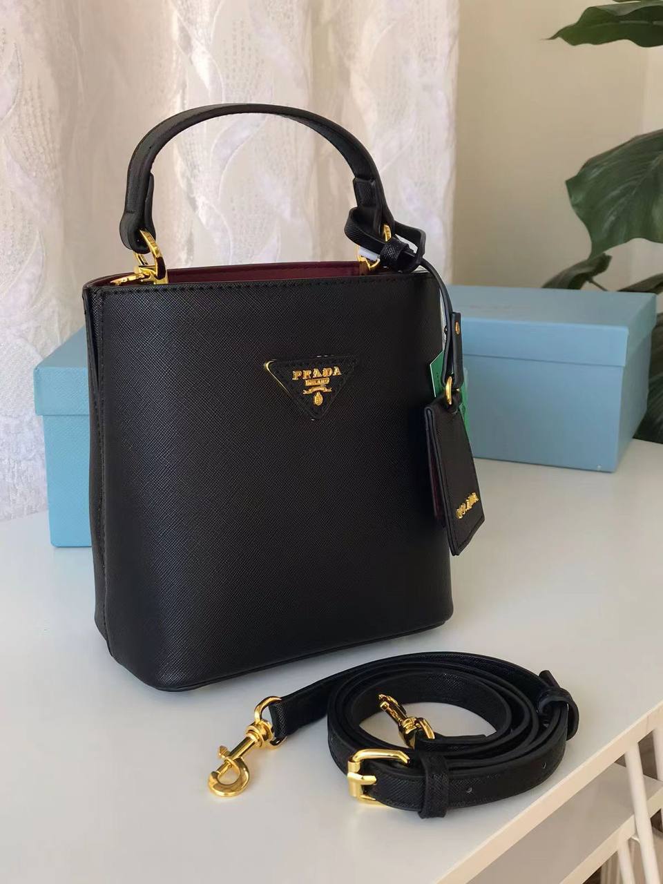 Prada
115 dhs✅

Good-quality 

with box
🎁🎁🎁

Zain35
♥️♥️♥️