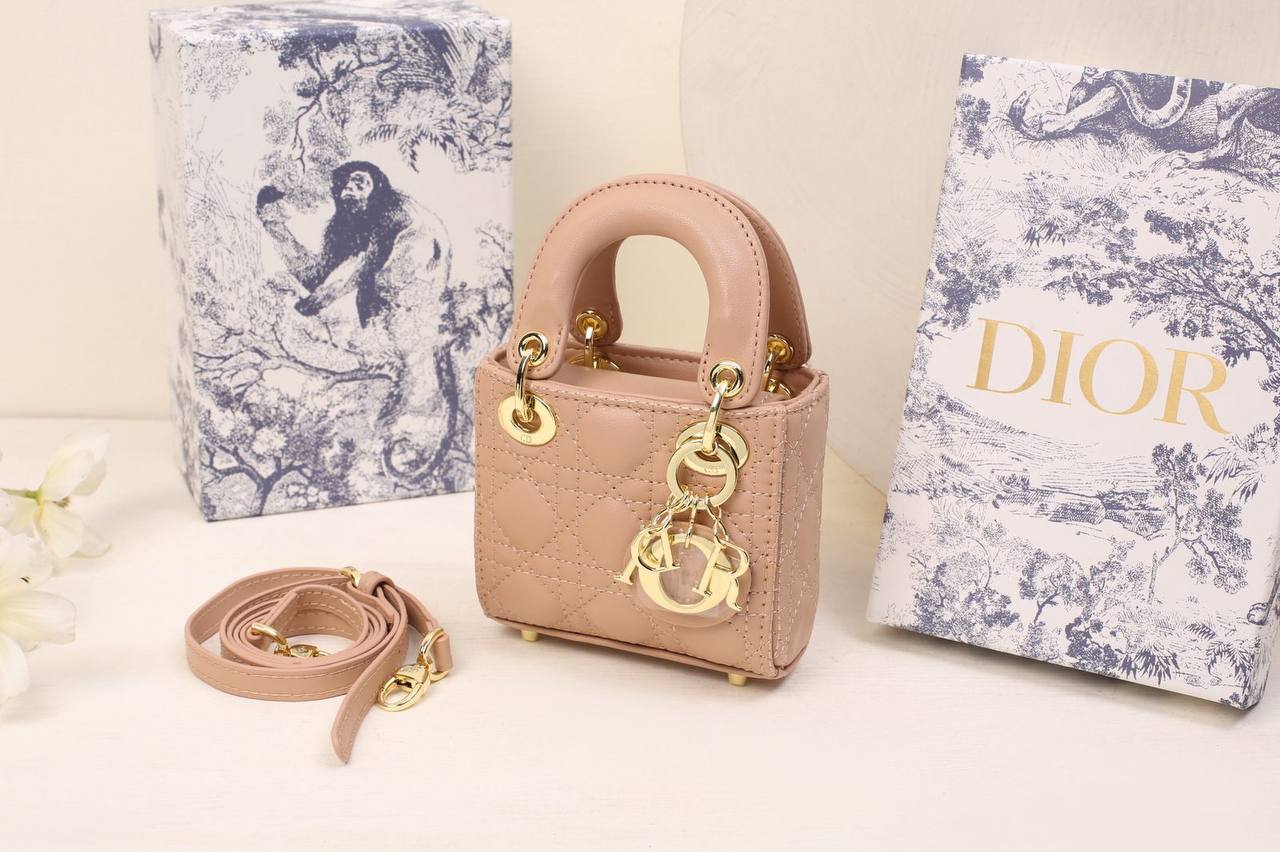 Dior

withbox 
🎁🎁🎁

100 dhs✅

Zain143
♥️♥️♥️