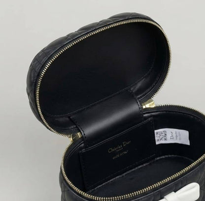 Dior
ʙᴏᴡ ᴠᴀɴɪᴛʏ ᴛᴏᴘ ʜᴀɴᴅʟᴇ
ᴡɪᴛʜ ᴅᴇᴛᴀᴄʜᴀʙʟᴇ sᴛʀᴀᴘ
ɢᴏʟᴅ ʜᴀʀᴅᴡᴀʀᴇ
sɪᴢᴇ : 18 cm
ᴡɪᴛʜ BOX

120 dhs✅

Zain31
♥️♥️♥️