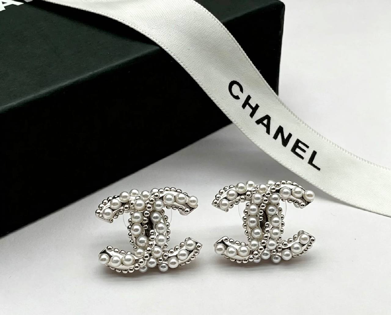 CHANEL❤️‍🔥*
Earring 🦋
Master quality 💯
With normal boxes 📦 
45 dhs✅
With master box 🗃️ 
60 dhs✅

Zain216
♥️♥️♥️