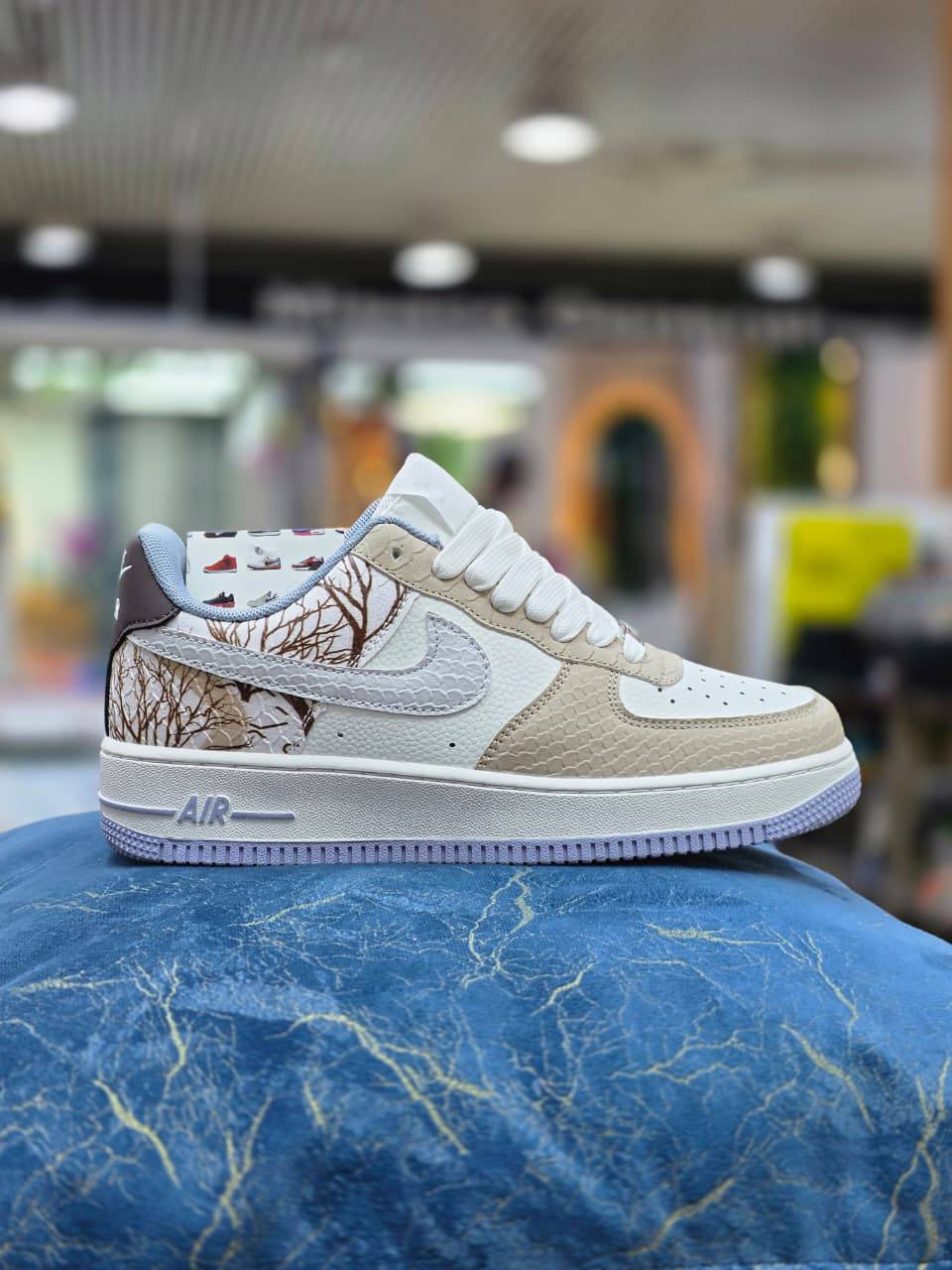 Nike
Size 40 to 44 
110 dhs🇦🇪🇦🇪

Zain27
♥️♥️♥️