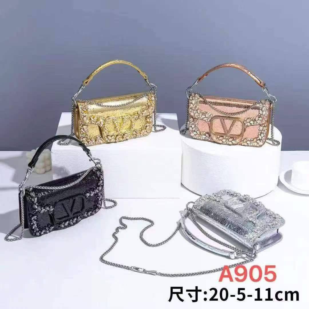 Valentino 

stone bag 

120 dhs🇦🇪🇦🇪

With box

Zain299
♥️♥️♥️