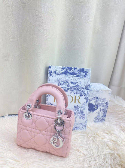 Dior 

100 dhs✅
with box
🎁🎁🎁

size 14×7×11cm

Zain42
♥️♥️♥️